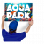 Monteur hält Aquapark-Schild an die Wand