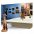 Holzhund sitzt vor Plastiken und Bildern in einem Museum mit Wandtapete und Exponatsbeschreibungen