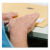 Baier-Mitarbeiter klebt Adressetikett auf DIN C4 Briefumschlag