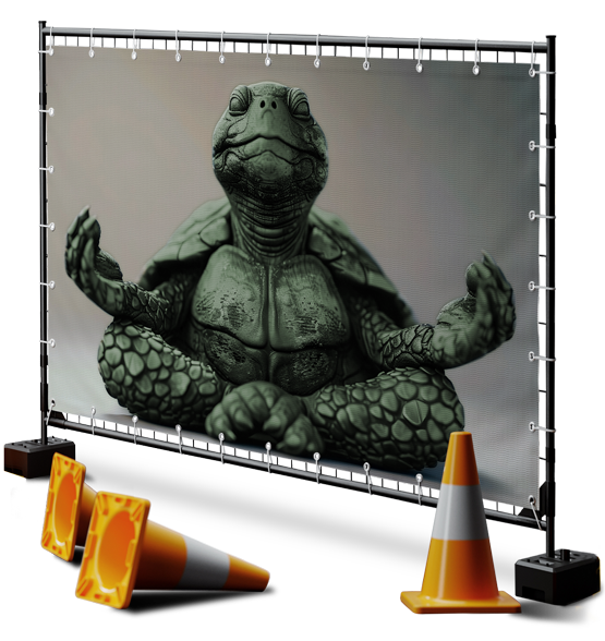 Schildkröte auf Bauzaun-Banner macht Yoga-Entspannungsübung