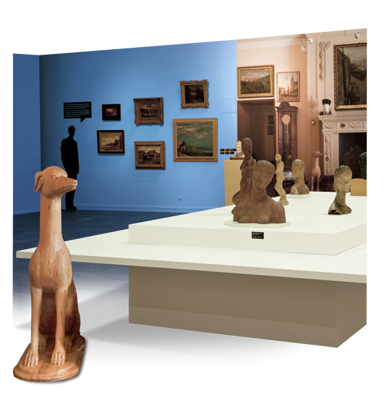 Holzhund sitzt vor Plastiken und Bildern in einem Museum mit Wandtapete und Exponatsbeschreibungen