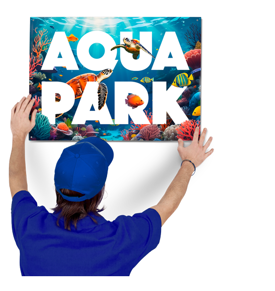 Monteur hält Aquapark-Schild an die Wand