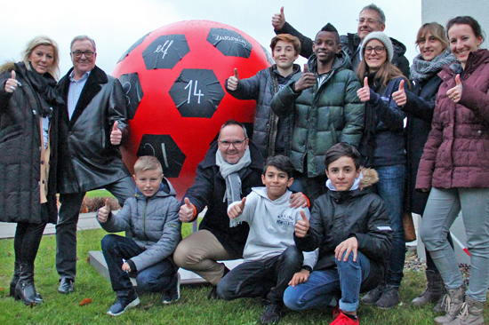 Fußballkunstwerk mit seinen Schöpfern